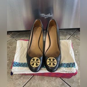 Tory Burch wedge heal - Chelsea Logo Medallion Wedge